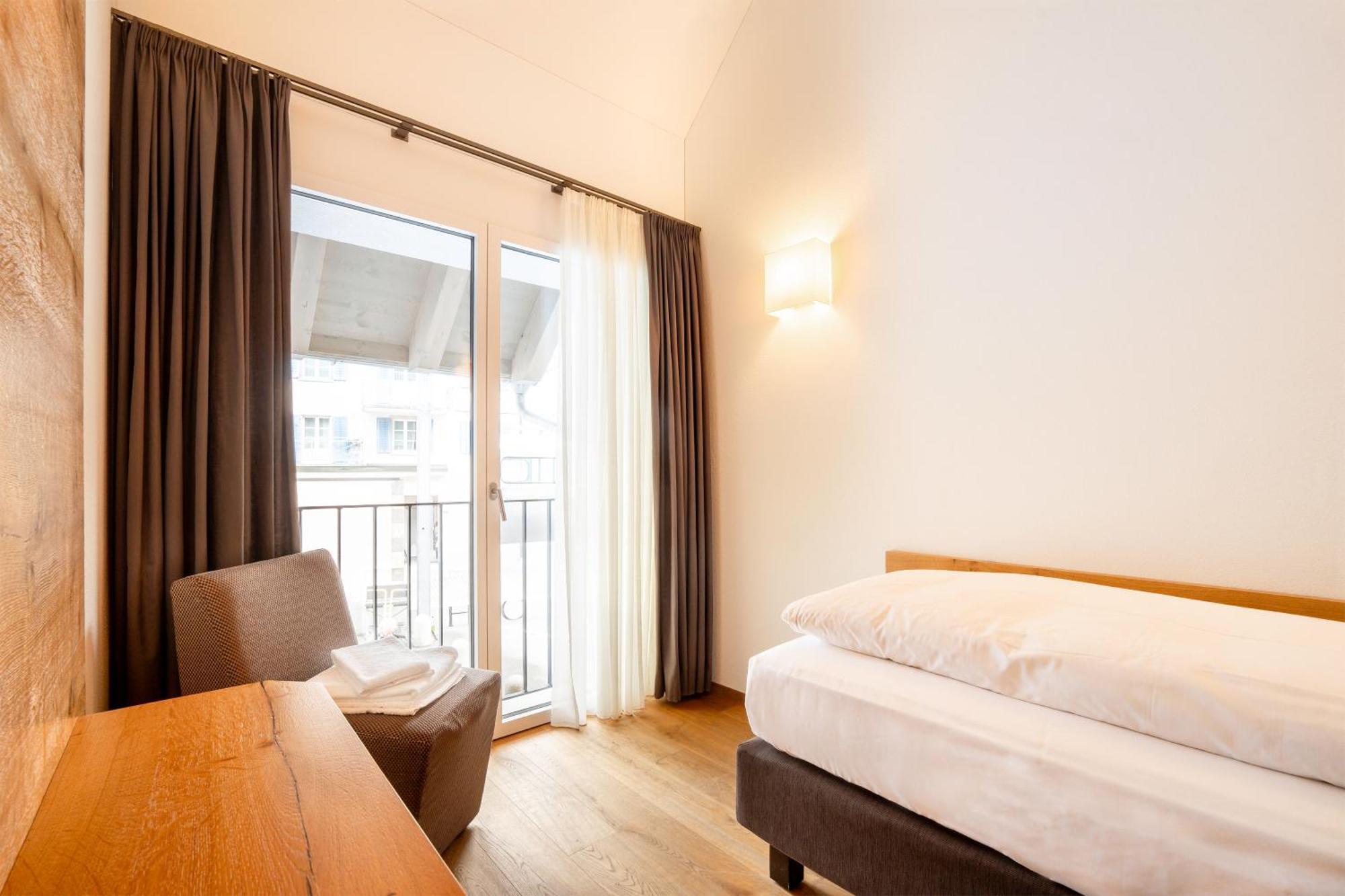 Crown Apartment *